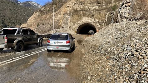 Artvin-Hopa kara yolunda heyelan: Ulaşım yapılamıyor